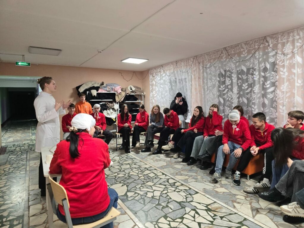 Студенты медицинского факультета провели мастер-класс для участников профильной смены Губернаторского лагеря